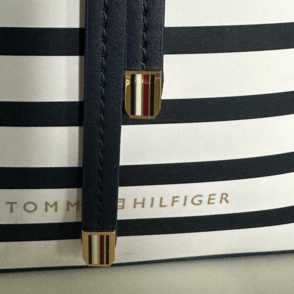 NEW Tommy Hilfiger White and Black Bucket Crossbody Bag - Picture 2 of 11